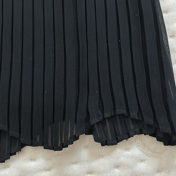 Ann Taylor crepe pleated scalloped skirt. - Picture 2 of 6